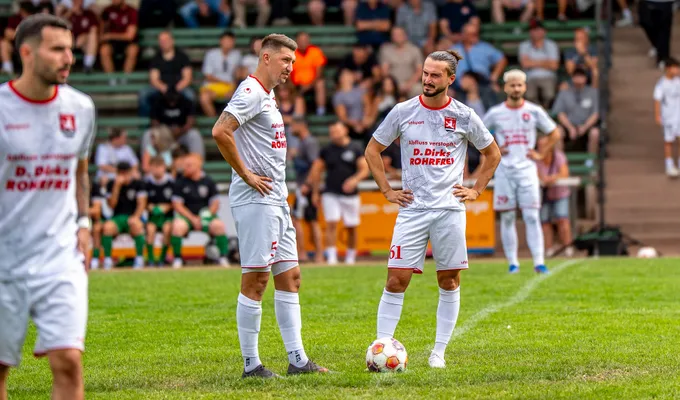 OBERLIGA HEIMPREMIERE IM WALDER STADION