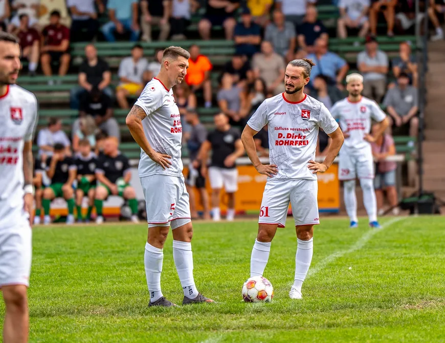 OBERLIGA HEIMPREMIERE IM WALDER STADION