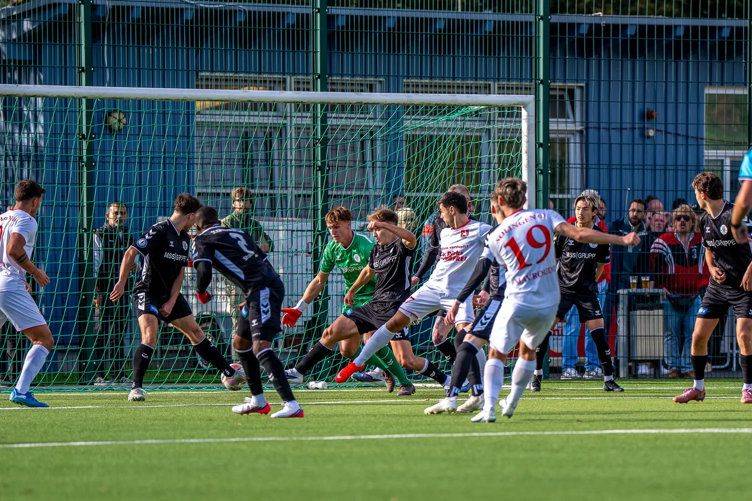 HEIMSPIEL IN DER 03 ARENA AUF KUNSTRASEN